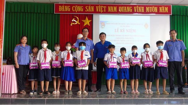Chi đoàn Viện kiểm sát nhân dân tỉnh tặng tập cho học sinh nghèo xã Tân Bình chào mừng kỷ niệm 92 năm thành lập Đoàn TNCS Hồ Chí Minh