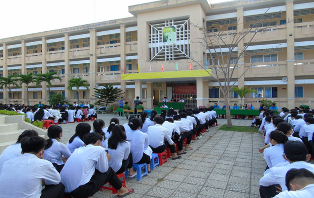 Câu lạc bộ Lý luận trẻ cấp Đoàn khối tổ chức phiên tòa giả định tại Trường THPT Hồ Thị Nhâm, huyện Càng Long