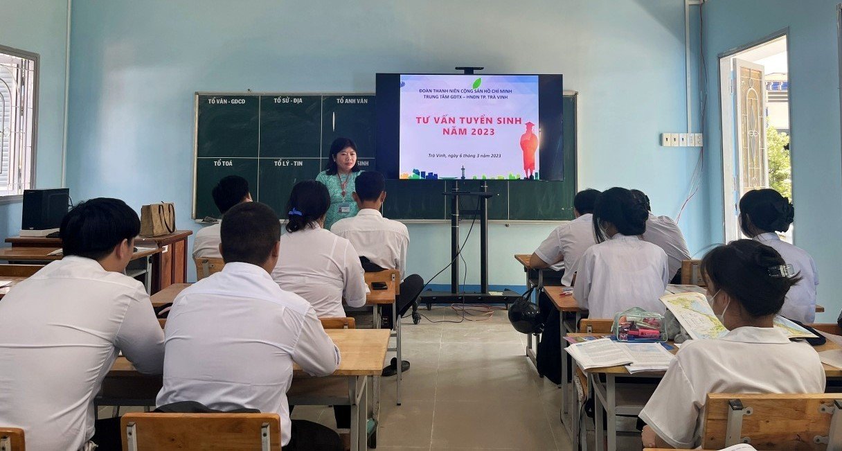 Đoàn Trung tâm GDTX-HNDN TP Trà Vinh tổ chức chương trình tư vấn hướng nghiệp, tuyển sinh cho học viên năm học 2022 – 2023