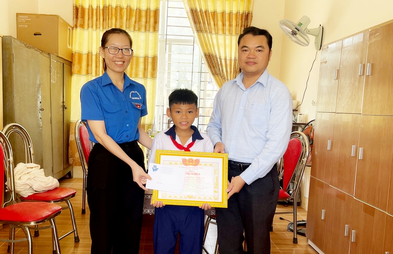Khen thưởng học sinh lớp 4 nhặt được của rơi trả lại người mất