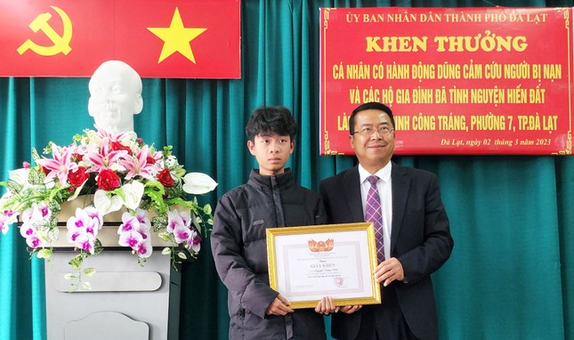 Trao Huy hiệu Tuổi trẻ dũng cảm cho nam thanh niên cứu người ở hồ Xuân Hương ảnh 3