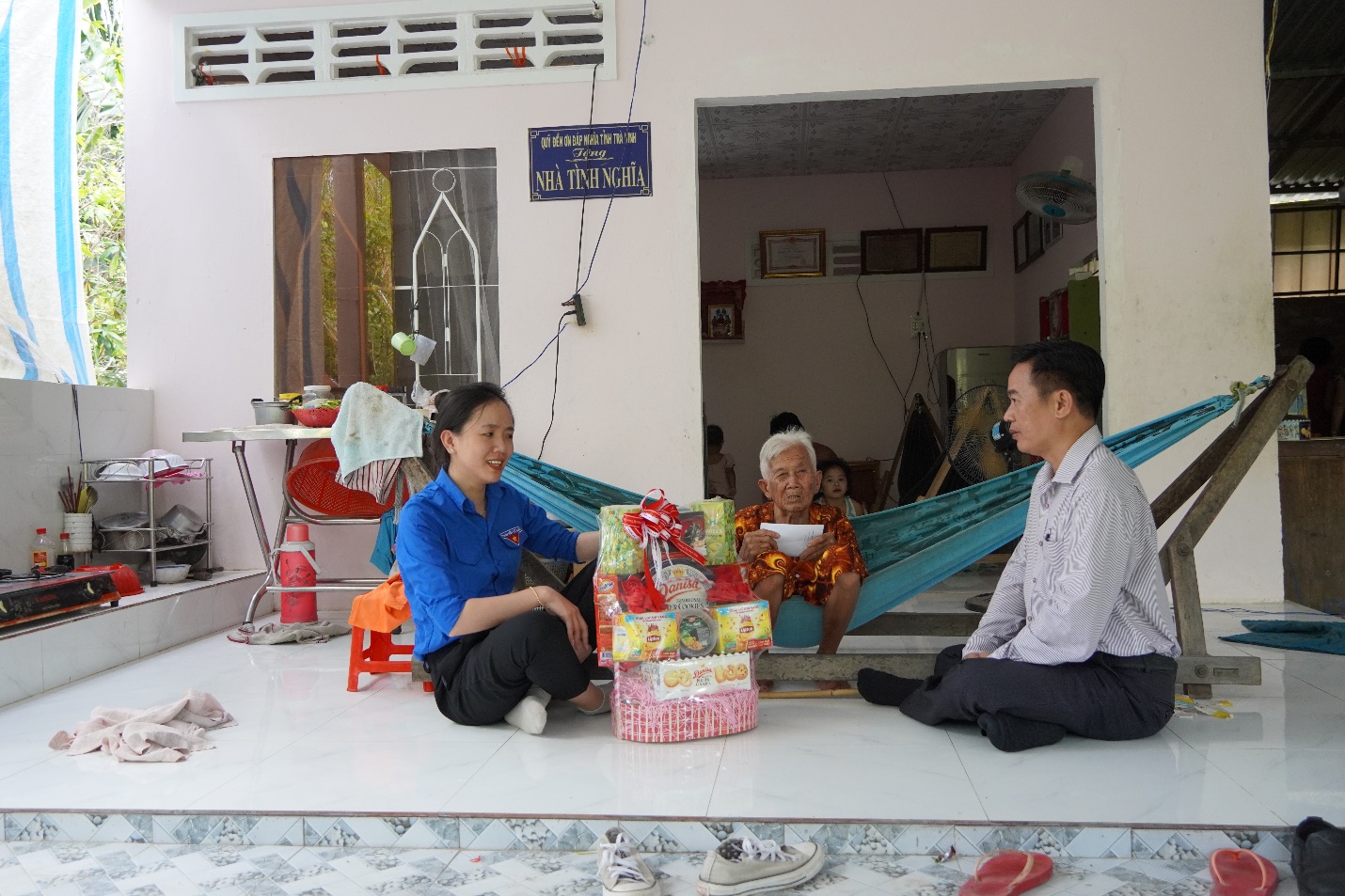 Chi đoàn Sở Thông tin và Truyền thông thăm, tặng quà Mẹ Việt Nam anh hùng Võ Thị Hường