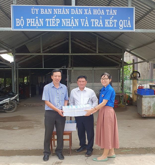 Chi đoàn Văn phòng UBND tỉnh Trà Vinh trao tặng tập cho học sinh có hoàn cảnh khó khăn trên địa bàn tỉnh