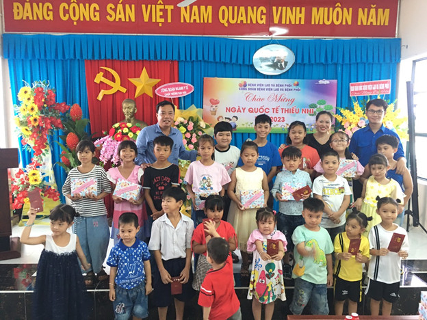 Gần 4.000 phần quà được trao cho thiếu nhi nhân dịp Tháng hành động vì trẻ em tỉnh Trà Vinh năm 2023