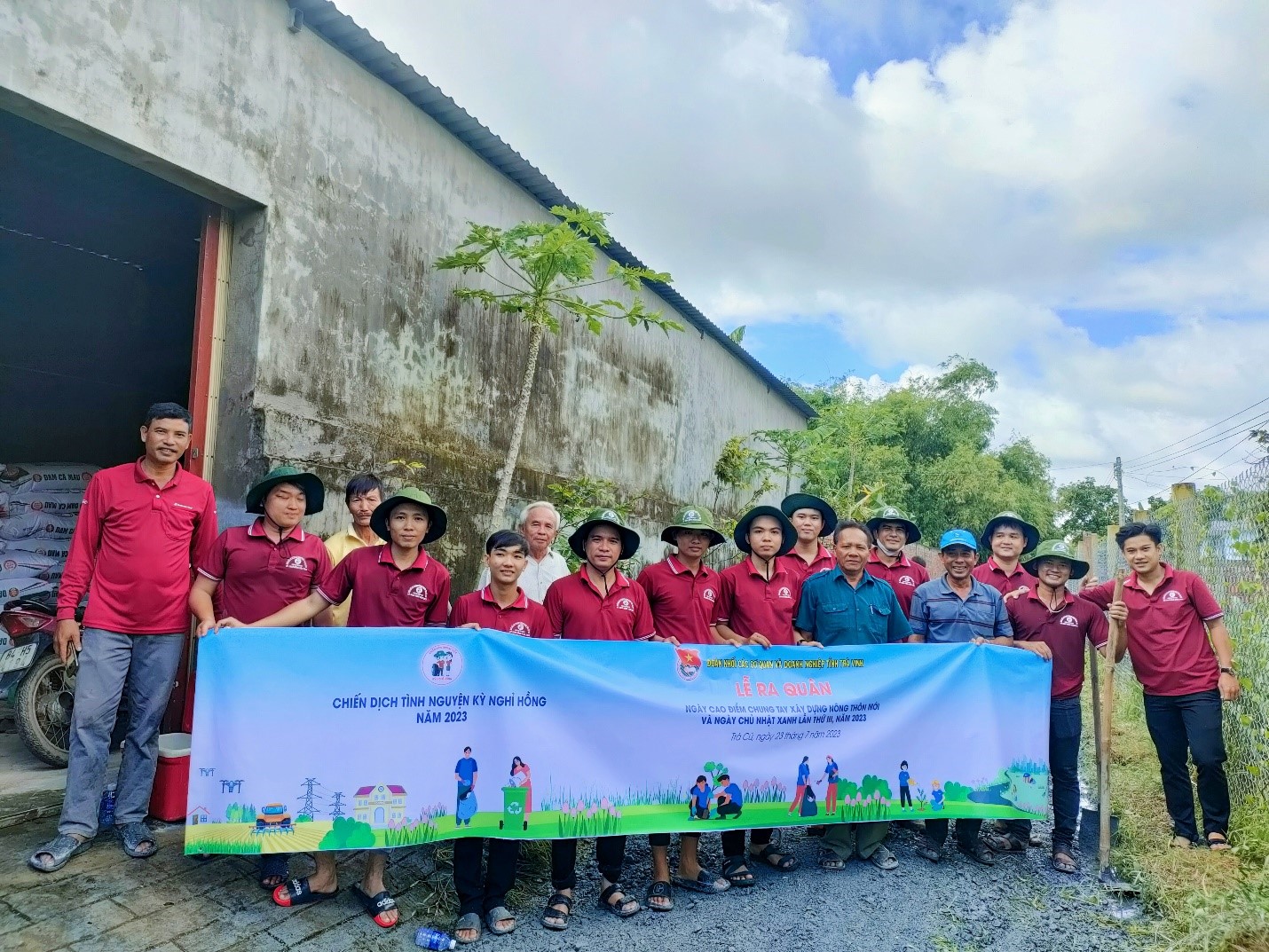 Tuổi trẻ Đoàn khối hưởng ứng ngày cao điểm chung tay xây dựng nông thôn mới và ngày chủ nhật xanh đợt 3, năm 2023
