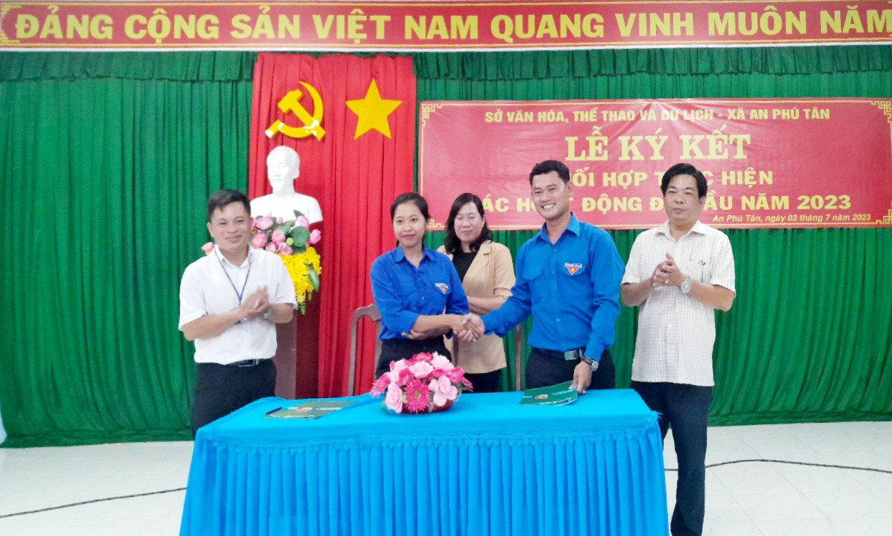 Đoàn cơ sở Sở Văn hóa, Thể thao và Du lịch tổ chức Lễ ký kết nghĩa với xã Đoàn An Phú Tân, huyện Cầu Kè