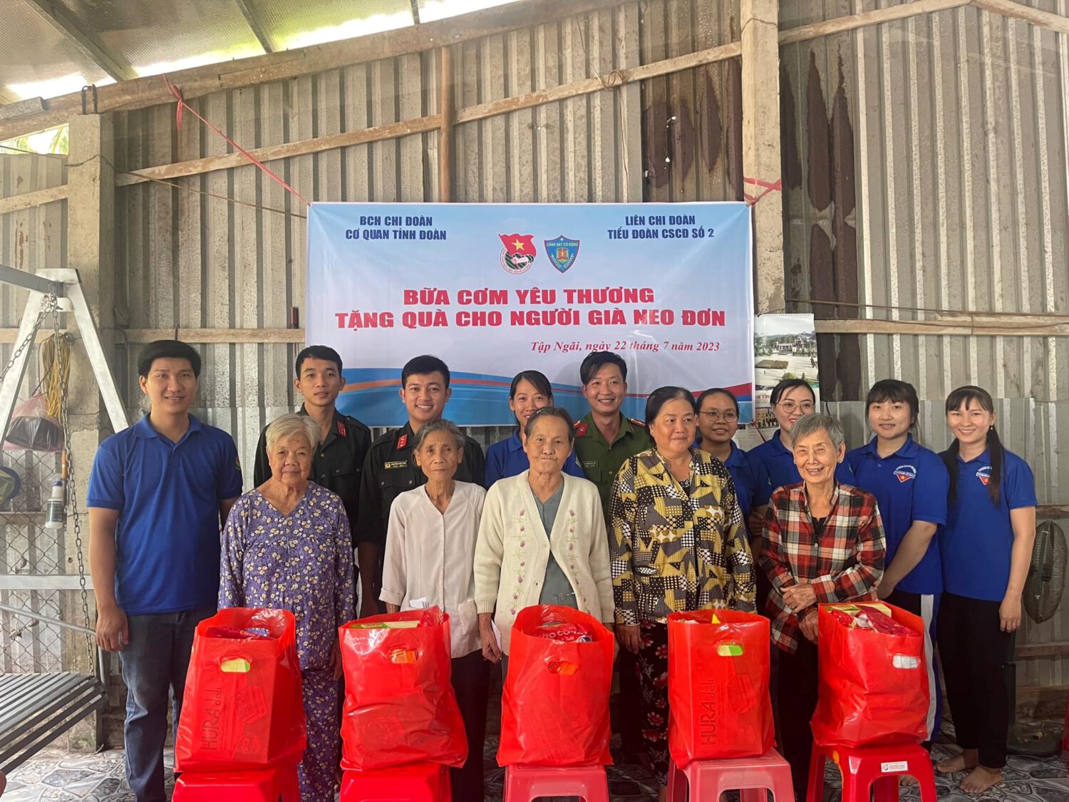 Chi đoàn cơ quan Tỉnh đoàn tổ chức “Bữa cơm yêu thương” chào mừng kỷ niệm 76 năm Ngày Thương binh – Liệt sĩ (27/7/1947 – 27/7/2023)
