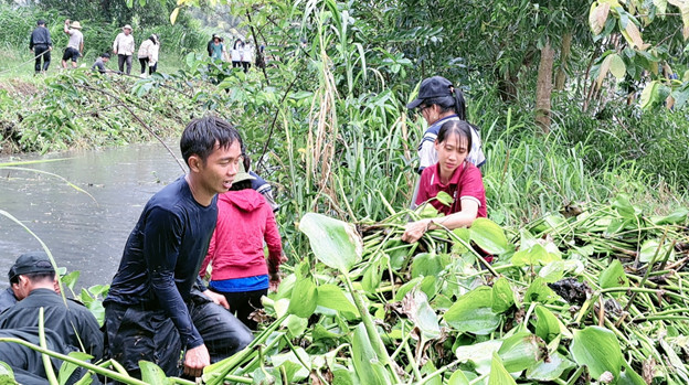 Chi đoàn cơ quan Tỉnh đoàn “Chung tay bảo vệ môi trường – Bảo vệ dòng sông quê hương”
