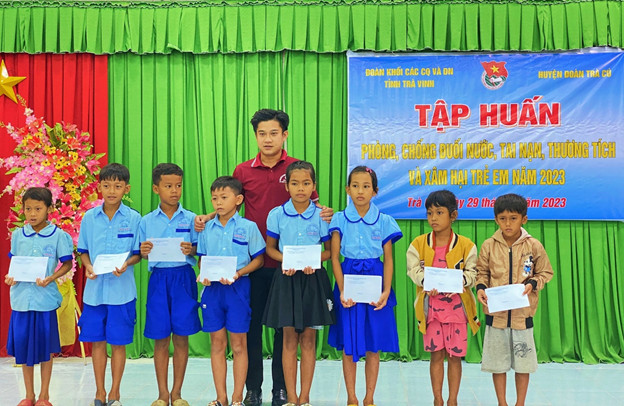 Ôn tập hè, sinh hoạt hè, tập huấn phòng chống đuối nước cho trẻ em được Đoàn khối tổ chức trong Chiến dịch tình nguyện “Kỳ nghỉ hồng” đợt 3 năm 2023