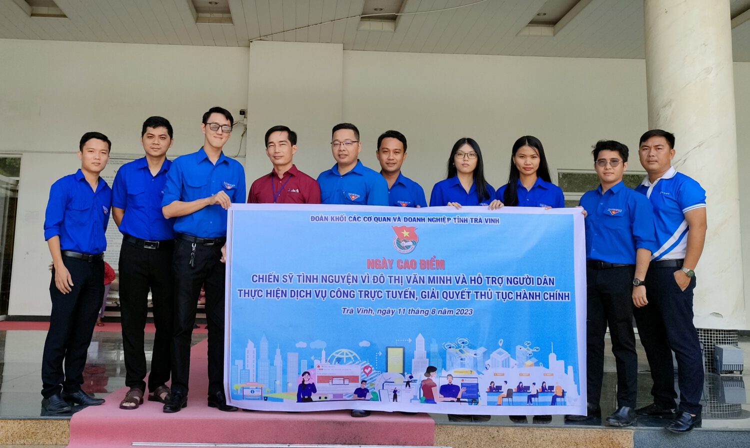 Tuổi trẻ Đoàn khối hưởng ứng Ngày cao điểm Chiến sỹ tình nguyện vì đô thị văn minh và hỗ trợ người dân thực hiện dịch vụ công trực tuyến, giải quyết thủ tục hành chính năm 2023