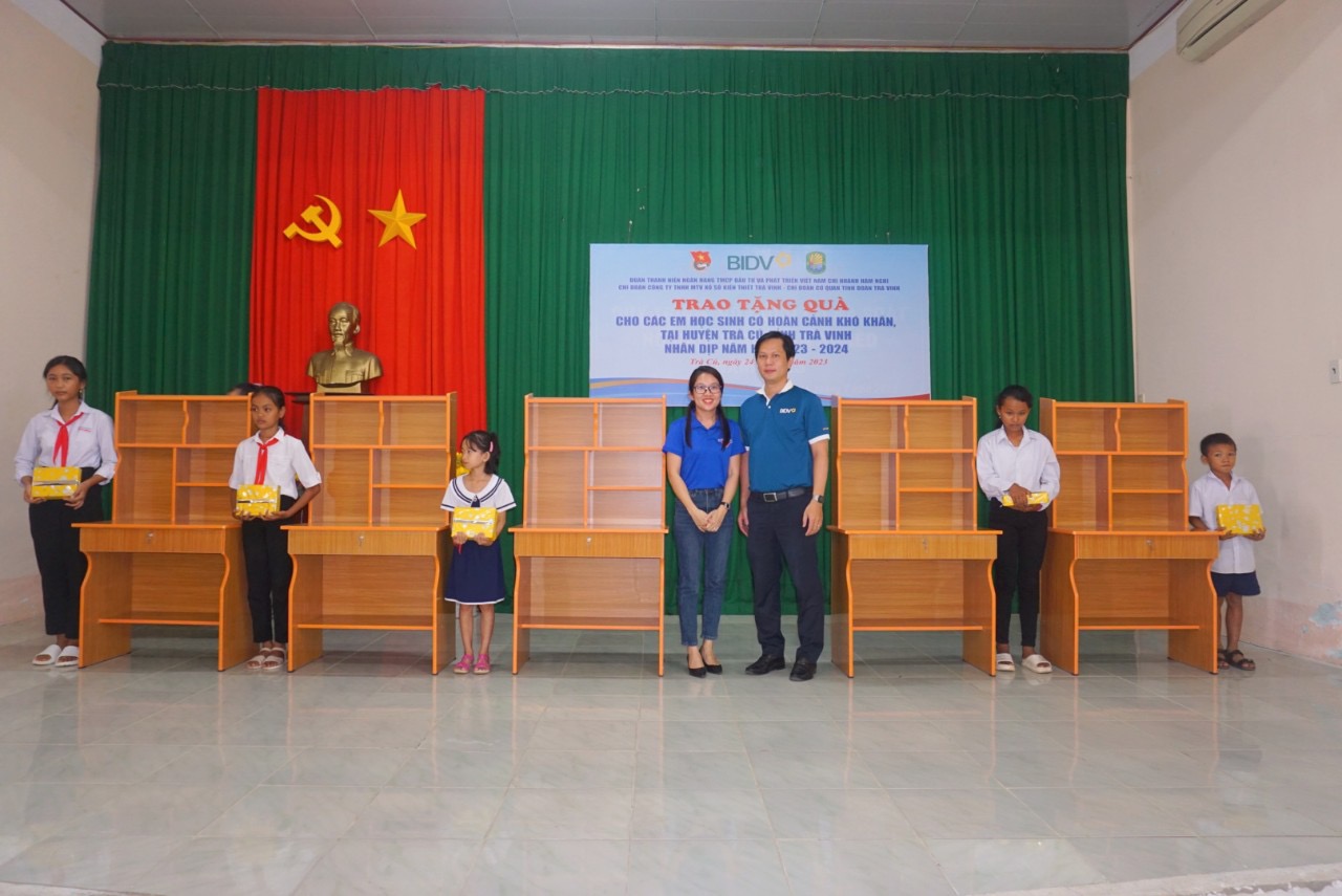 Chi đoàn Công ty TNHH MTV Xổ số kiến thiết Trà Vinh trao tặng quà cho học sinh có hoàn cảnh khó khăn tại huyện Trà Cú