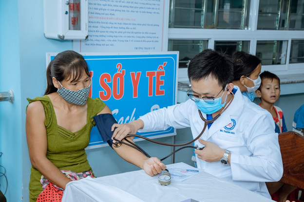 Đoàn cơ sở Bệnh viện Đa khoa Trà Vinh tổ chức chương trình tư vấn, khám sức khỏe, cấp phát thuốc miễn phí và tặng quà cho người dân trên địa bàn tỉnh Trà Vinh