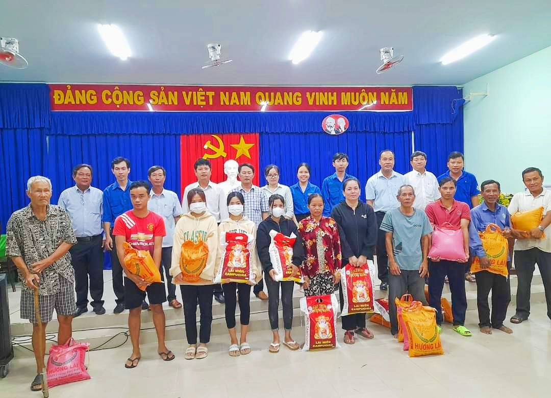 Chi đoàn Sở Lao động – Thương binh và xã hội thăm tặng quà cho trẻ em và người dân có hoàn cảnh khó khăn tại xã Phước Hưng