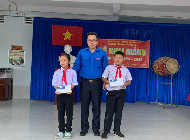 Chi đoàn Viễn thông Trà Vinh trao tặng quà cho học sinh có hoàn cảnh khó khăn tại xã Phong Phú, huyện Cầu Kè