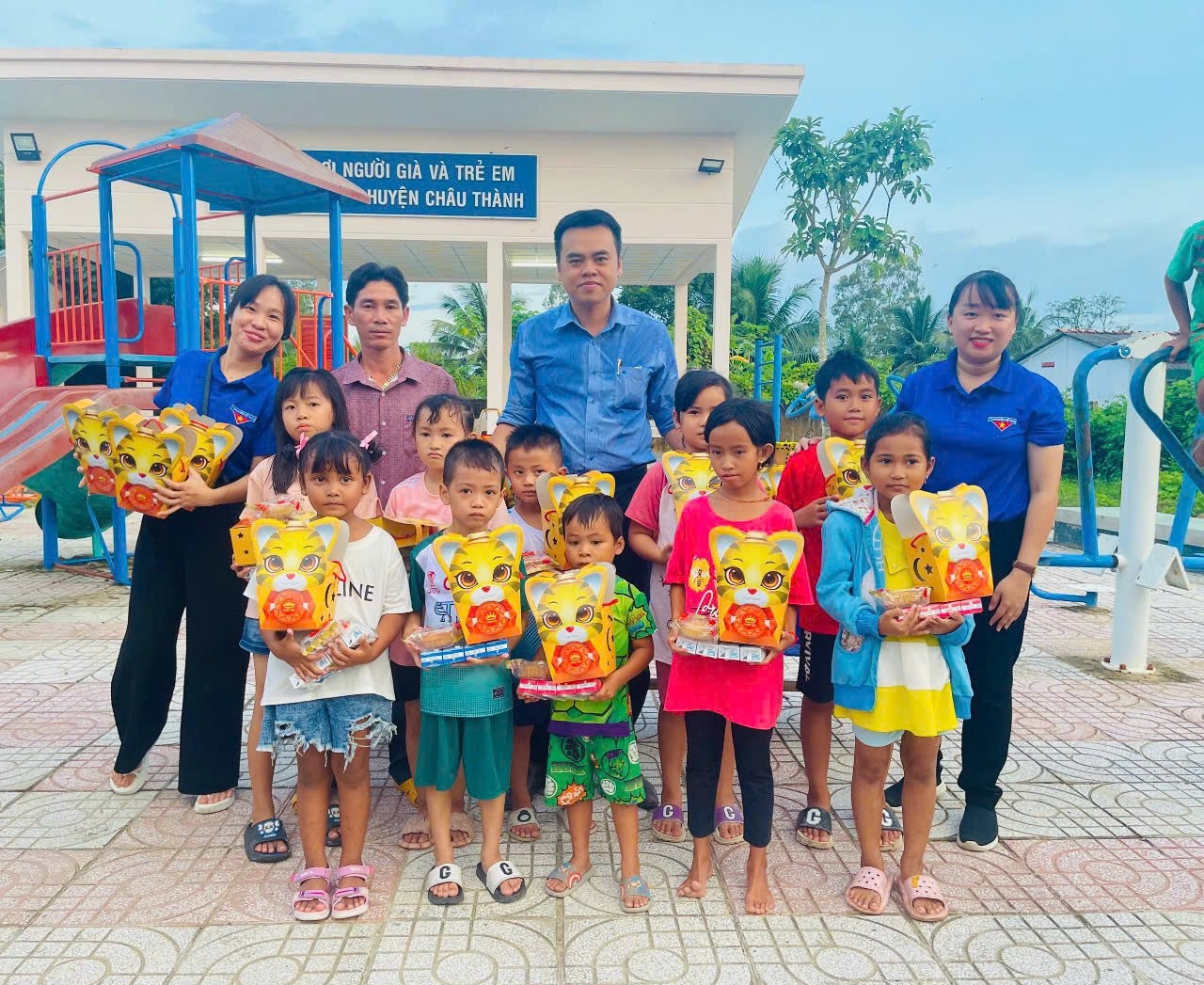 Đoàn trường Cao đẳng Y tế Trà Vinh phối hợp tặng quà Trung thu cho học sinh có hoàn cảnh khó khăn