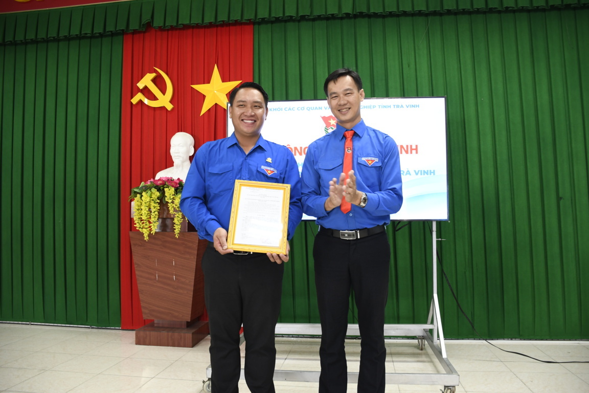 Đoàn khối Trà Vinh: Công bố trao Quyết định thành lập Chi đoàn cơ sở Văn phòng Đại diện Nam MeKong Trà Vinh