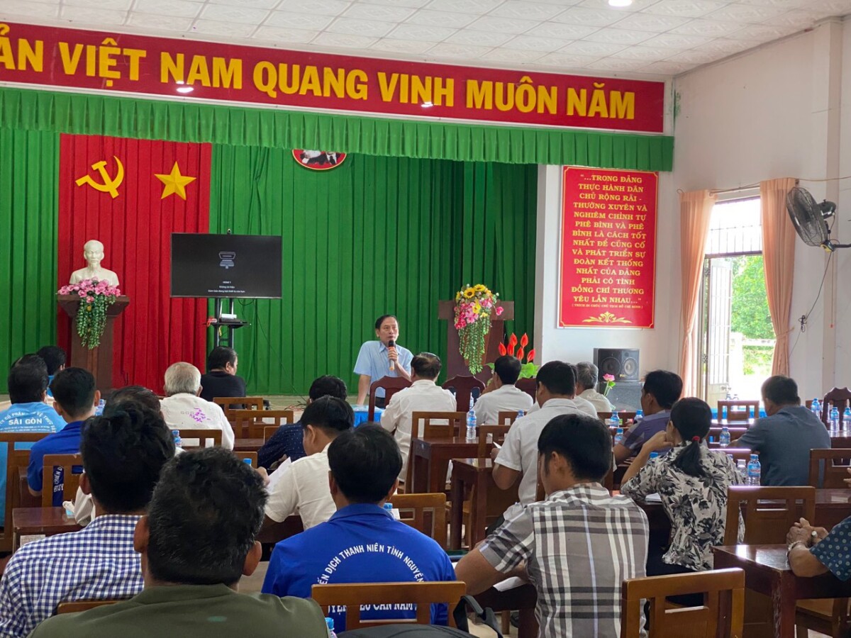 Chi đoàn Sở Tư pháp tham gia tuyên truyền việc sử dụng dịch vụ công trực tuyến tại xã Hiếu Tử, huyện Tiểu Cần