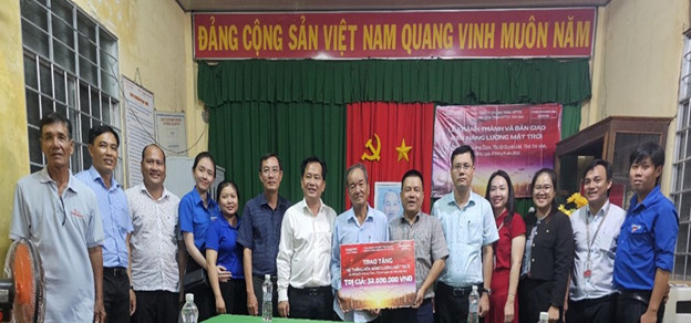 Chi đoàn Sở Thông tin và Truyền thông bàn giao công trình “Thắp sáng đường quê” tại xã Long Toàn, Thị Xã Duyên Hải