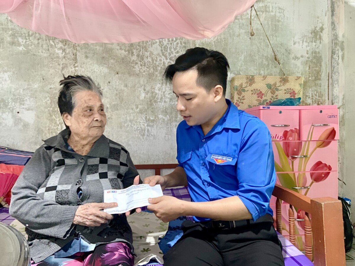 Chi đoàn Đài PT & TH Trà Vinh thăm tặng quà Mẹ Việt Nam anh hùng Nguyễn Thị Tình