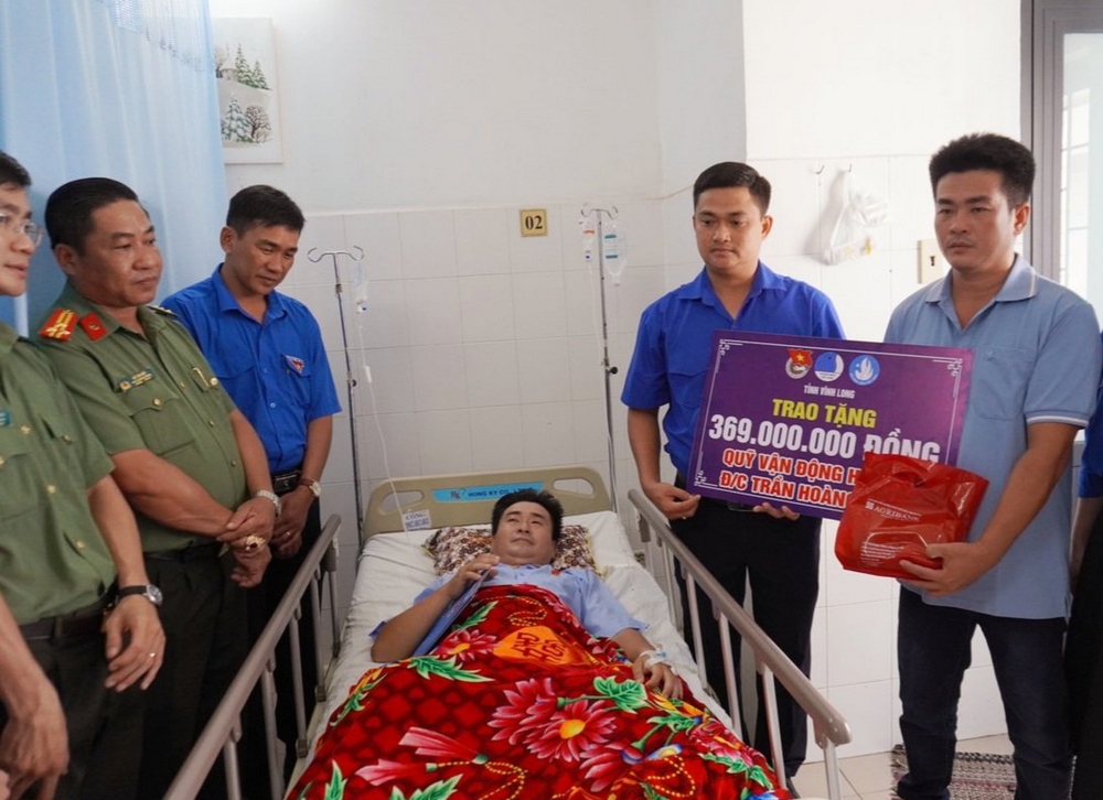 Vĩnh Long: Trao huy hiệu “Tuổi trẻ dũng cảm” và 369 triệu đồng hỗ trợ cho Đại úy Trần Hoàng Ngôi