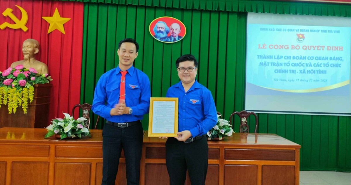 Đoàn khối trao Quyết định thành lập Chi đoàn Cơ quan Đảng, Mặt trận Tổ quốc và các tổ chức chính trị – xã hội tỉnh