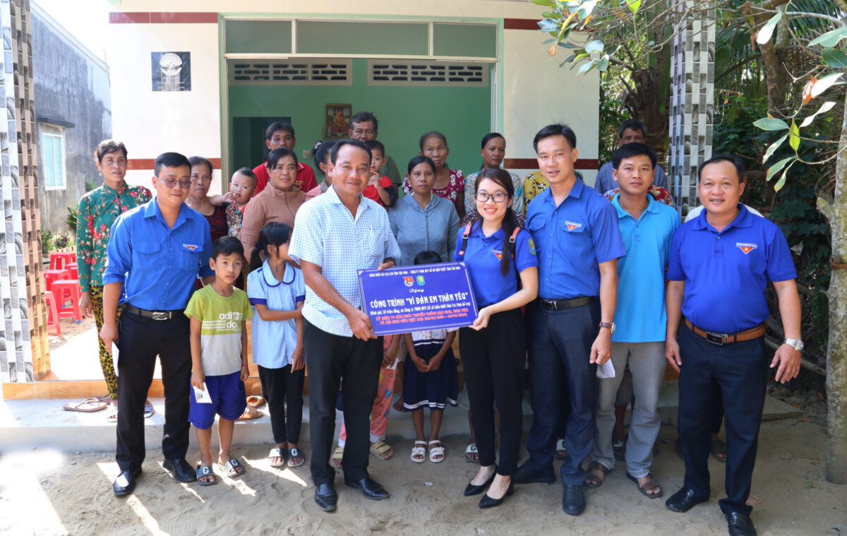 Đoàn khối trao Công trình “Vì đàn em thân yêu” Chào mừng kỷ niệm 74 năm Ngày truyền thống học sinh, sinh viên và Hội sinh viên Việt Nam (09/01/1950 – 09/01/2024)