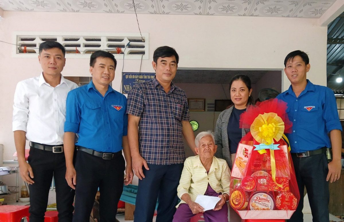 Chi đoàn Sở Thông tin và Truyền thông thăm, chúc Tết Mẹ Việt Nam anh hùng Võ Thị Hường