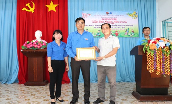 Chi đoàn Sở Nông nghiệp và Phát triển nông thôn tặng quà cho các hộ gia đình khó khăn trên địa bàn xã Tập Ngãi, huyện Tiểu Cần
