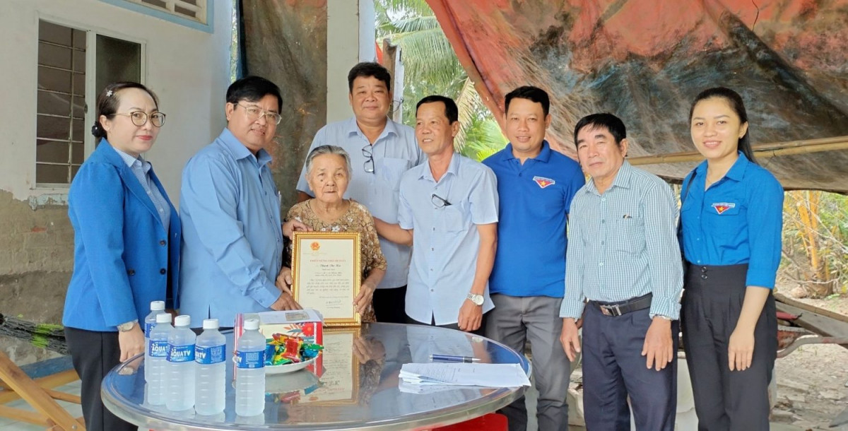 Chi đoàn Sở Lao động – Thương binh và Xã hội trao quà Tết cho các hộ gia đình khó khăn trên địa bàn tỉnh