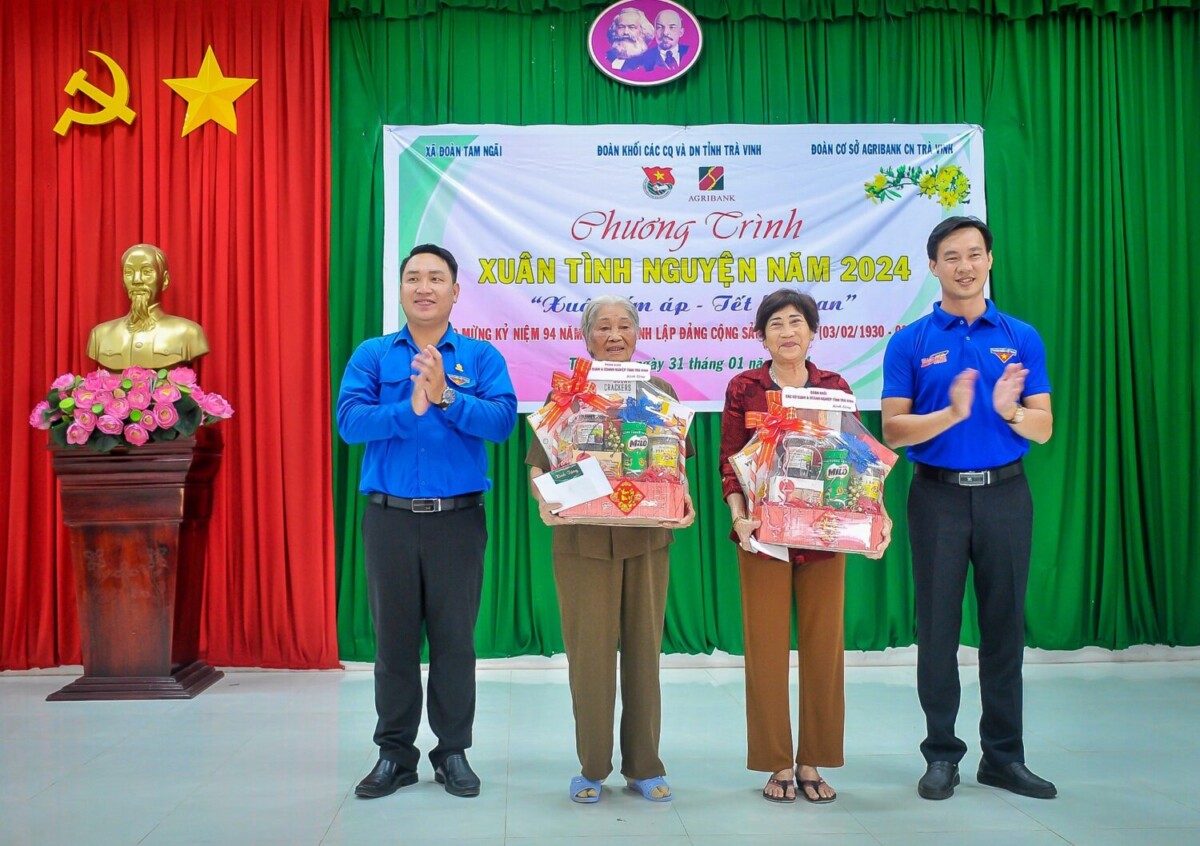 Đoàn khối thăm, tặng quà Cựu thanh niên xung phong nhân dịp Tết Nguyên Đán Giáp Thìn năm 2024
