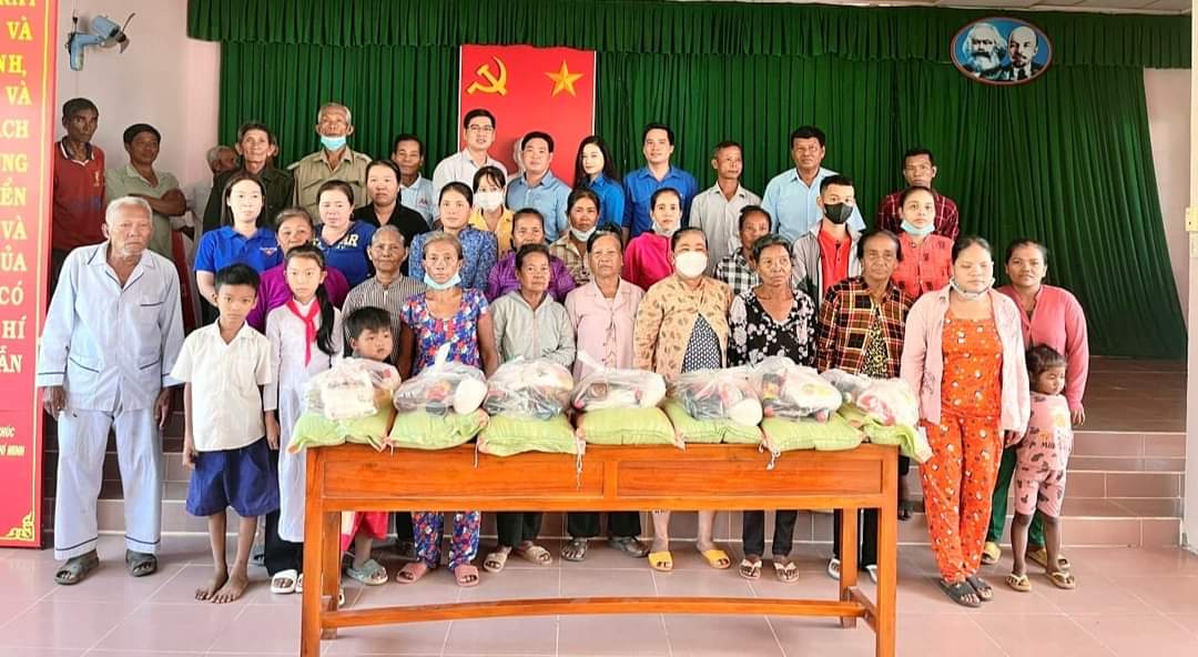 Chi đoàn Đài PT&TH Trà Vinh tặng quà cho các hộ gia đình khó khăn trên địa bàn huyện Cầu Ngang