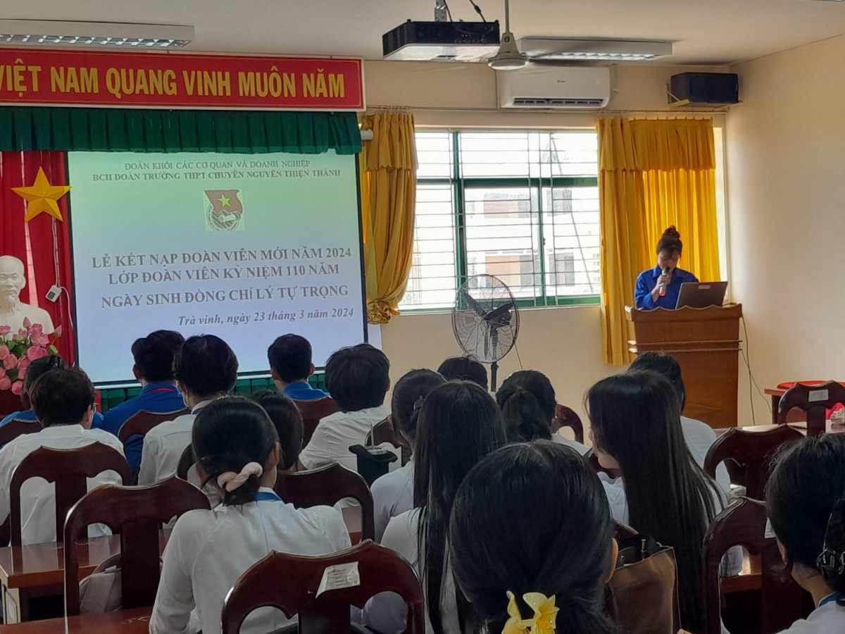 368 thanh niên ưu tú được kết nạp vào Đoàn nhân kỷ niệm 110 năm ngày sinh đồng chí Lý Tự Trọng