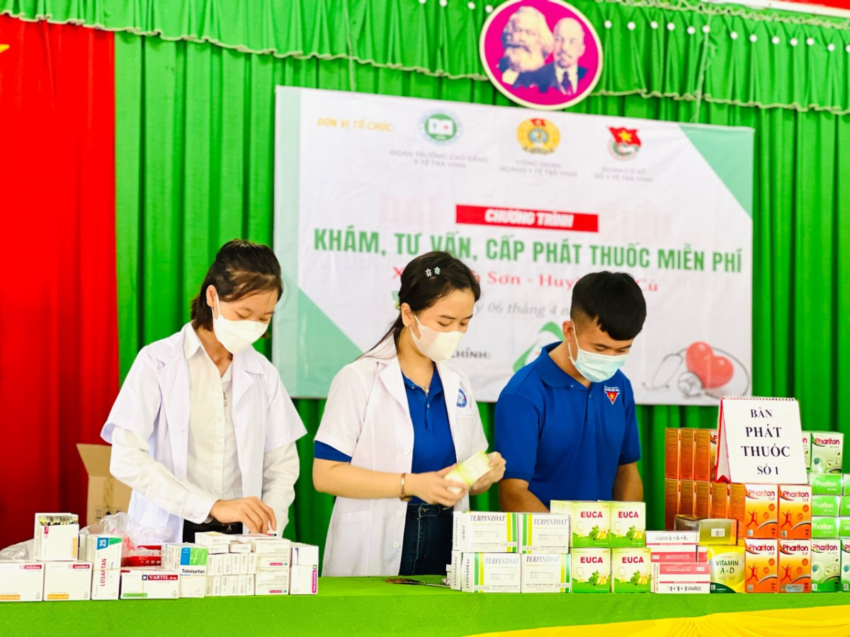 Đoàn cơ sở Sở y tế phối hợp tổ chức chương trình khám, tư vấn, cấp phát thuốc và tặng quà tại xã Thanh Sơn, huyện Trà Cú