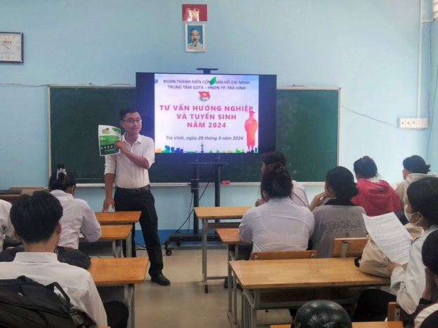 Đoàn Trung tâm GDTX – HNDN TP. Trà Vinh tổ chức chương trình tư vấn, hướng nghiệp cho học sinh năm học 2023 – 2024