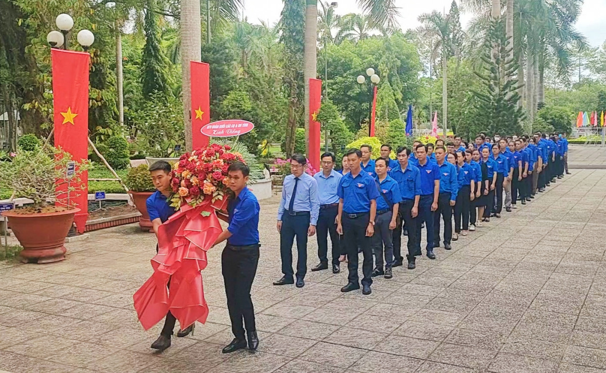 Tuổi trẻ Đoàn khối dâng hoa, dâng hương Đền thờ Chủ tịch Hồ Chí Minh