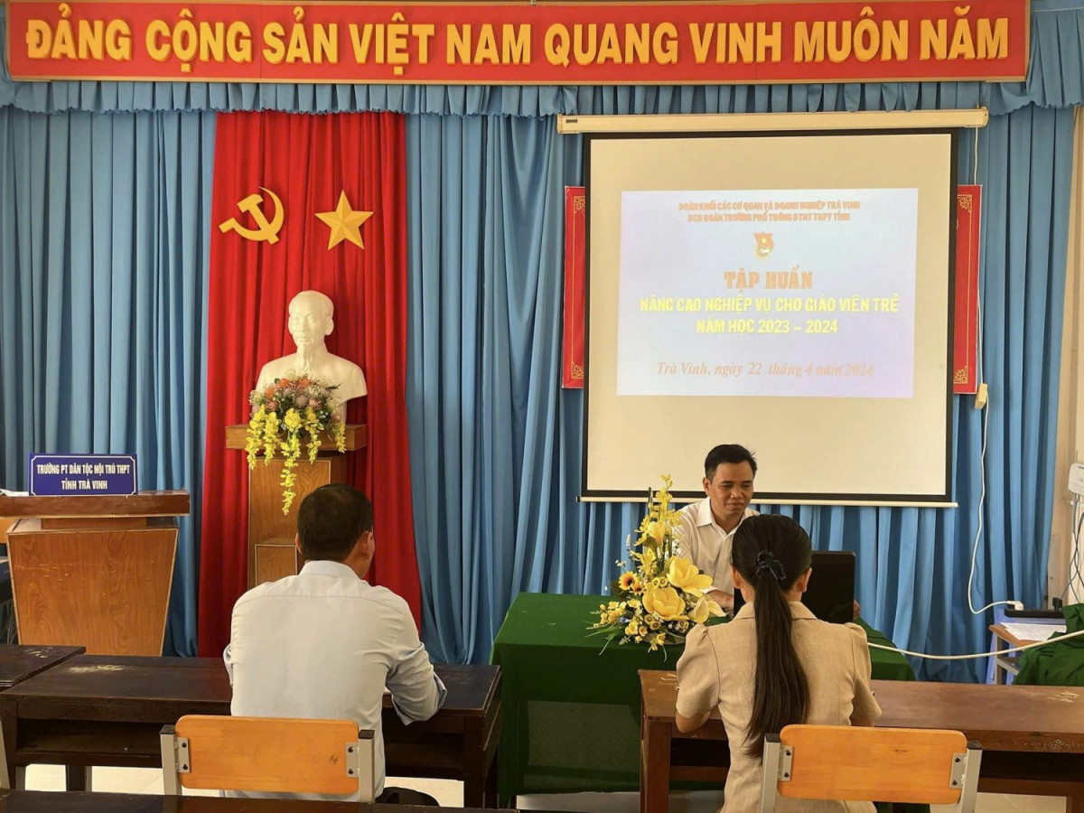 Đoàn Trường Phổ thông DTNT THPT tỉnh tổ chức hoạt động nâng cao nghiệp vụ cho giáo viên trẻ năm 2024