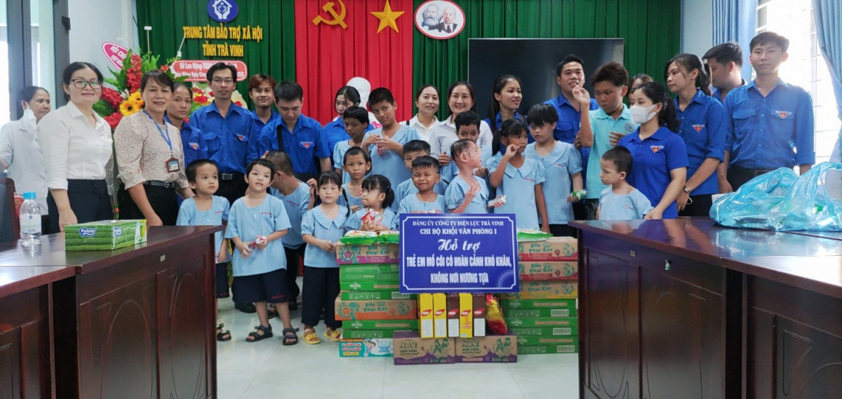 Chi đoàn Sở Lao động – Thương binh và Xã hội phối hợp tổ chức tặng quà cho trẻ em tại Trung tâm Bảo trợ xã hội nhân ngày Quốc tế thiếu nhi (01/6)