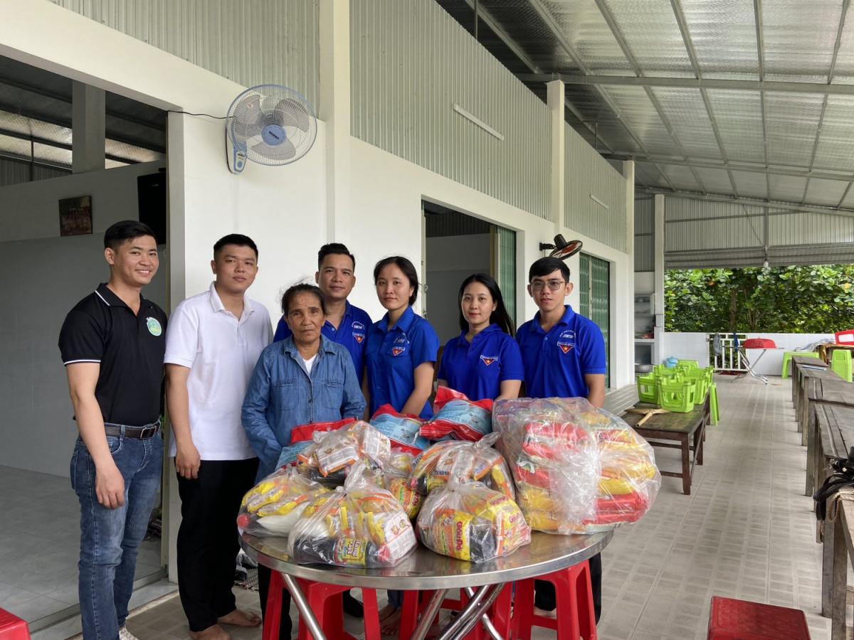 Câu lạc bộ những người bạn Chi đoàn Đài PT&TH Trà Vinh mang niềm vui đến cho người già neo đơn
