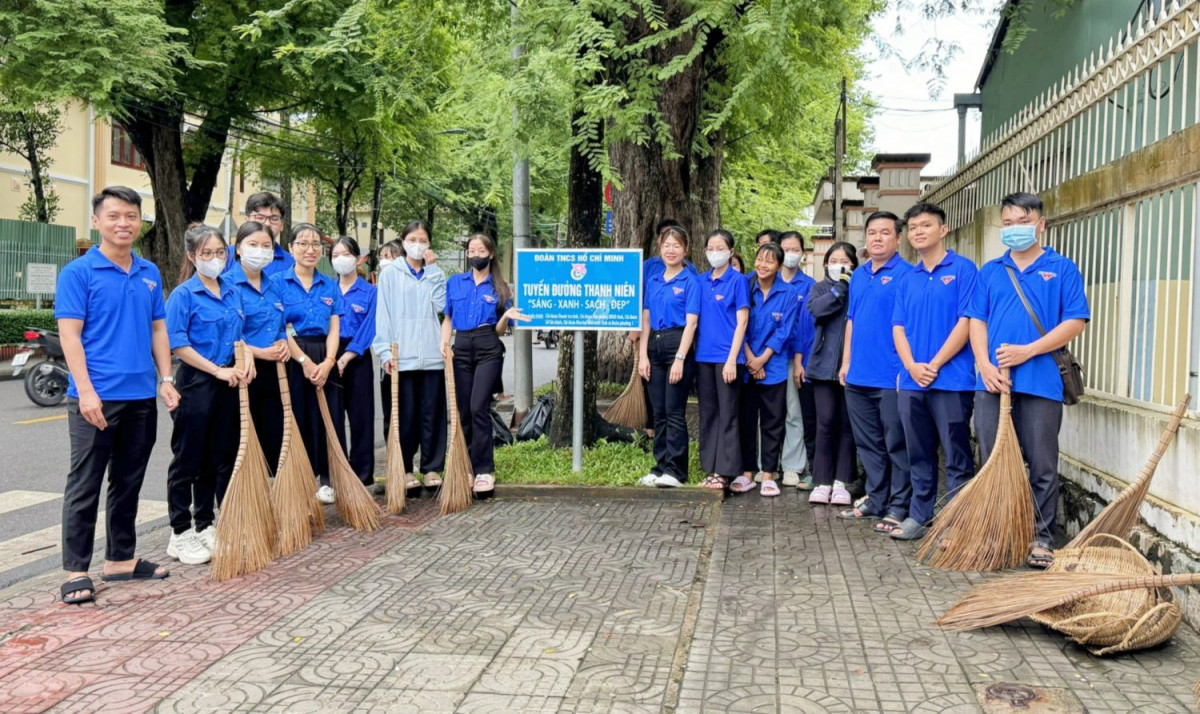 Chi đoàn Văn phòng UBND tỉnh tổ chức hoạt động xây dựng đô thị văn minh nhân kỷ niệm 77 năm Ngày Thương binh – Liệt sĩ (27/7/1947 – 27/7/2024)