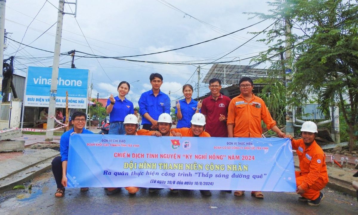 Đội hình thanh niên công nhân ra quân chiến dịch tình nguyện “Kỳ nghỉ hồng” năm 2024