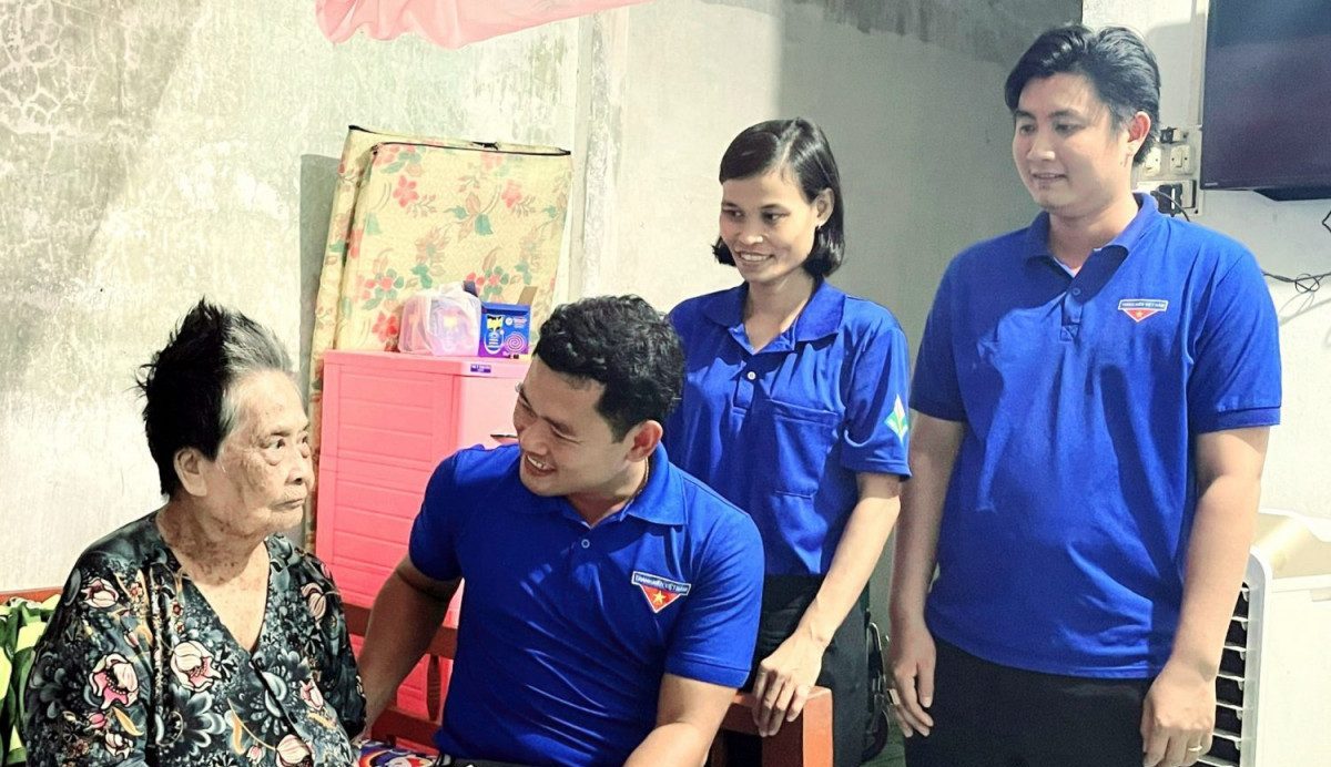 Đoàn cơ sở Sở văn hóa, thể thao và du lịch thăm và tặng quà Mẹ Việt Nam anh hùng và gia đình chính sách trên địa bàn tỉnh