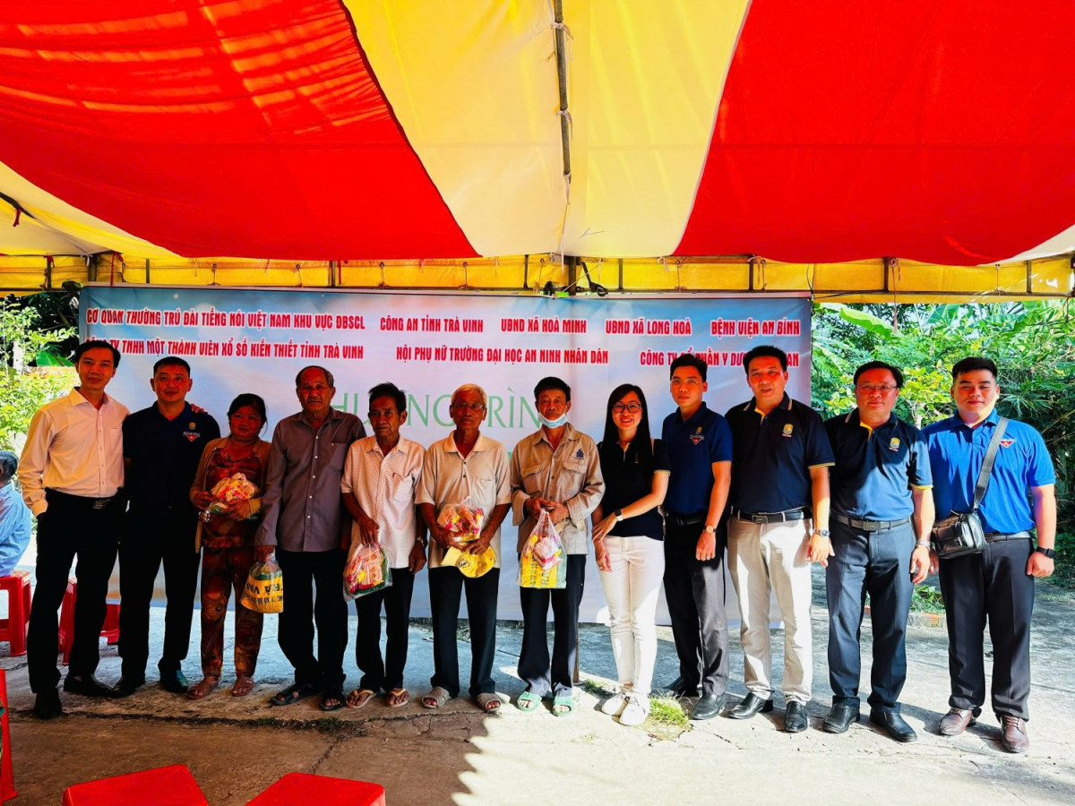 Chi đoàn Công ty TNHH MTV Xổ số kiến thiết Trà Vinh tổ chức khám bệnh, cấp phát thuốc miễn phí tại xã Long Hòa và xã Hòa Minh, huyện Châu Thành, tỉnh Trà Vinh