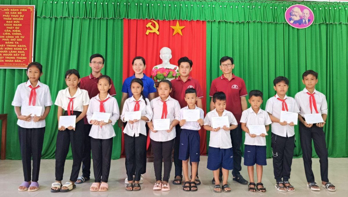 Đoàn khối ra quân Chiến dịch tình nguyện “Kỳ nghỉ hồng” đợt 4 tại xã Thanh Sơn, huyện Trà Cú