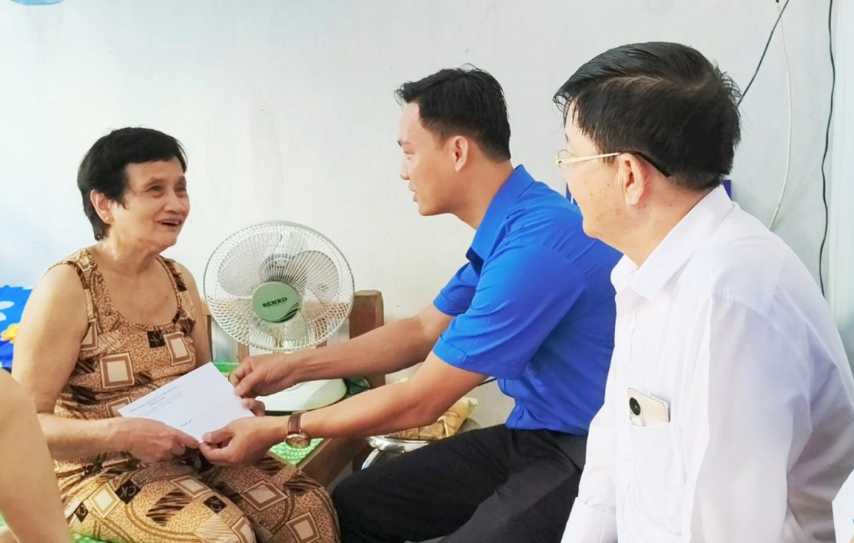 Đoàn khối thăm tặng quà cho nạn nhân bị chất độc màu da cam Nhân kỷ niệm 63 năm Ngày vì nạn nhân bị chất dộc màu da cam (10/8/1961 – 10/8/2024)