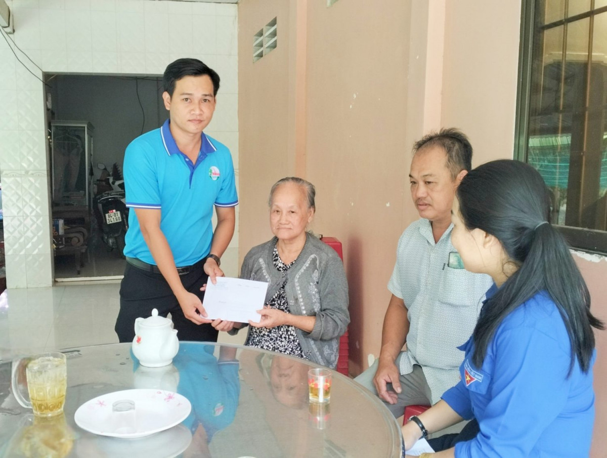 Chi đoàn Công ty cổ phần Trà Bắc thăm, tặng quà cho gia đình chính sách tại Xã Lương Hoà, huyện Châu Thành, tỉnh Trà Vinh
