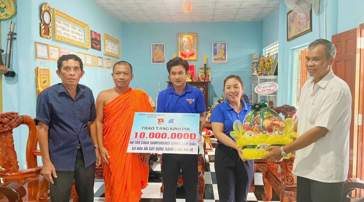 Đoàn khối bàn giao công trình xây dựng hành lang vỉa hè tại Chùa Sampurasi Xã Hòa Ân, huyện Cầu Kè