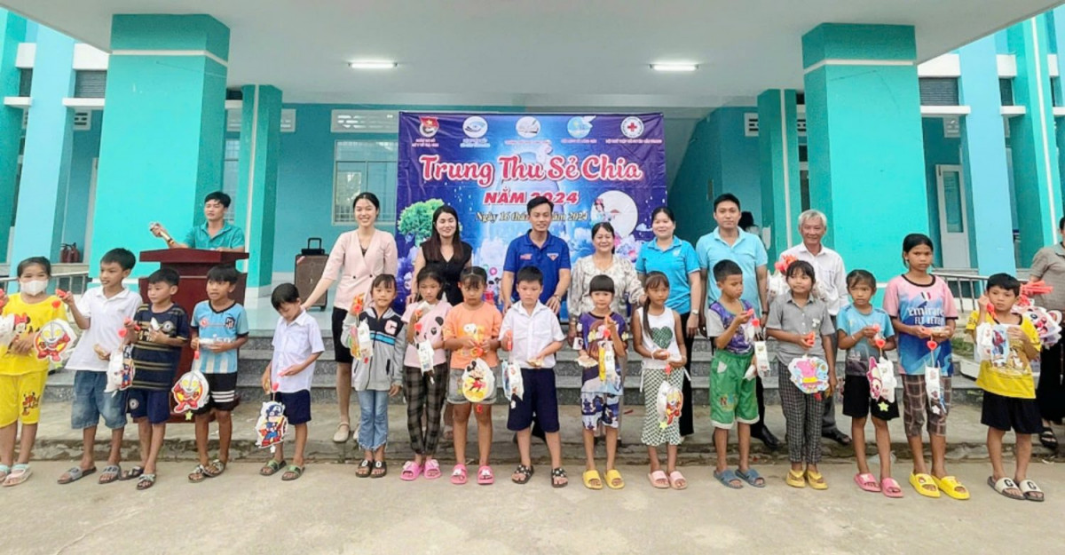 Đoàn cơ sở Sở y tế Trà Vinh thực hiện chương trình ‘Trung thu sẻ chia”