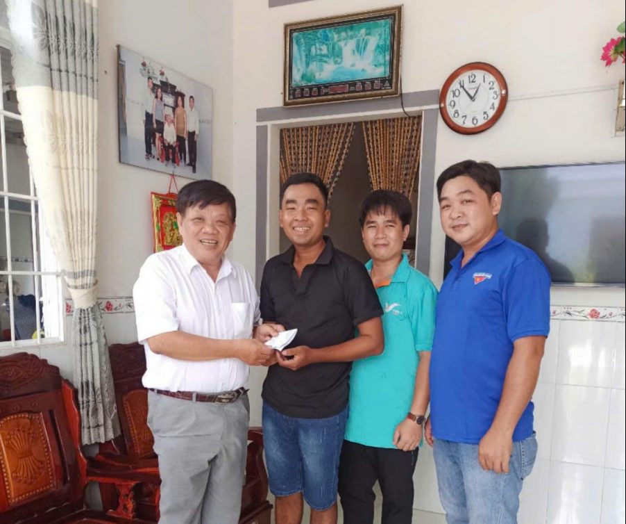 Chi đoàn Công ty Cổ phần Cấp thoát nước Trà Vinh thăm tặng quà đoàn viên nhân dịp Lễ Sêne Đôlta của đồng bào dân tộc Khmer năm 2024