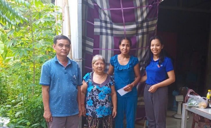 Chi đoàn Sở Xây dựng tỉnh Trà Vinh thăm tặng quà gia đình có hoàn cảnh khó khăn tại xã Long Đức, TP. Trà Vinh