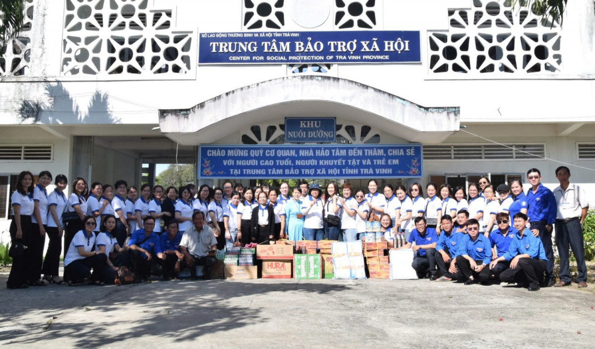 Đoàn cơ sở Công ty Điện lực Trà Vinh thăm tặng quà tại Trung tâm bảo trợ xã hội tỉnh Trà Vinh